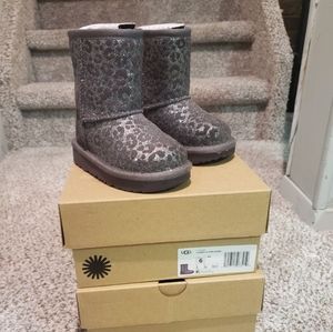 Toddler Uggs size 6